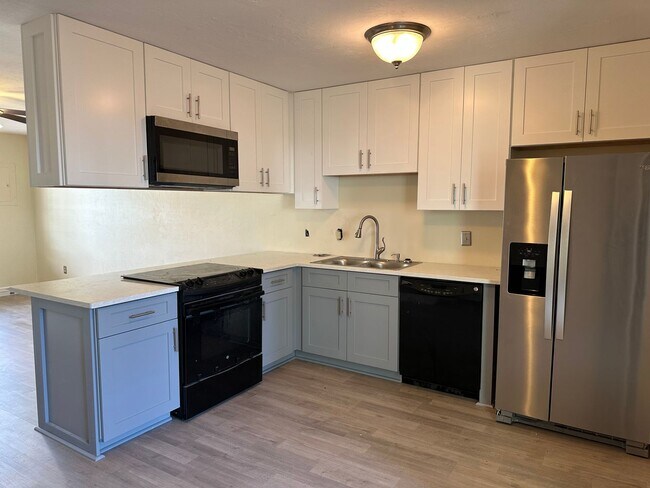 Building Photo - 2 Bedroom Apartment Walking Distance to FSU