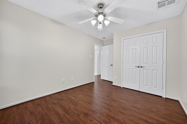 Building Photo - 6927 Great Oaks Shadow Dr