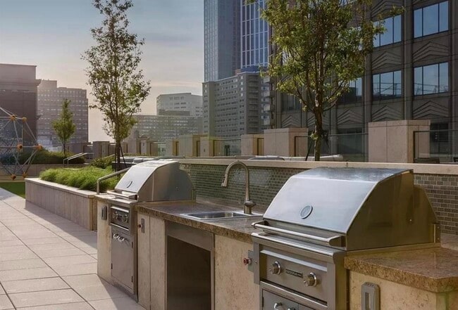 Building Photo - 99 Hudson St