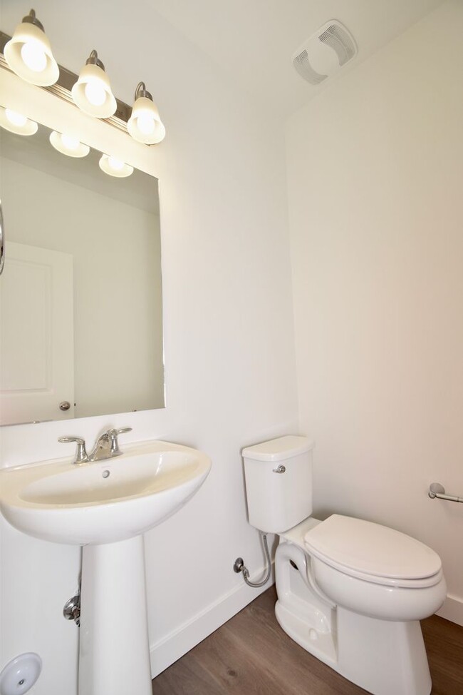 Building Photo - 3 Bed 2.5 Bath Townhome with Awesome View in Daybreak!