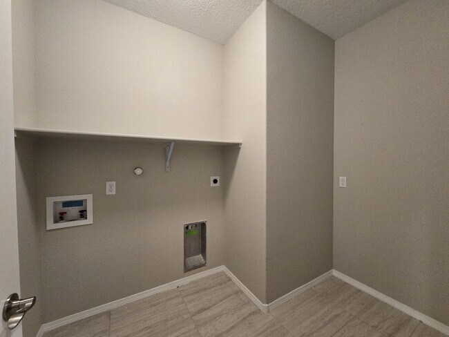 Building Photo - Modern Santa Fe Townhome