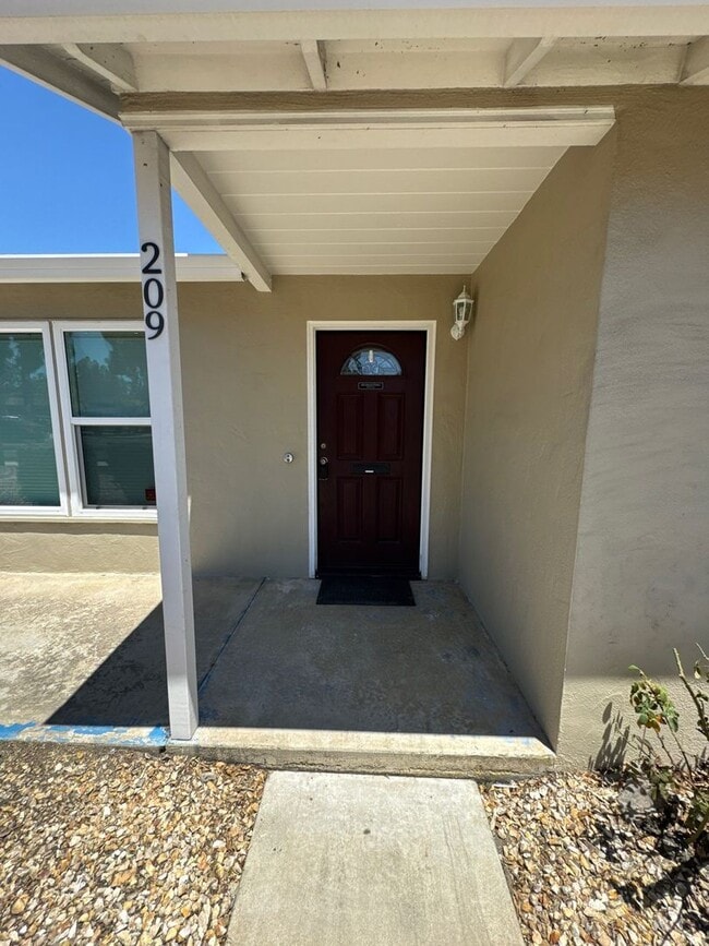 Building Photo - 209 E Laurel Dr