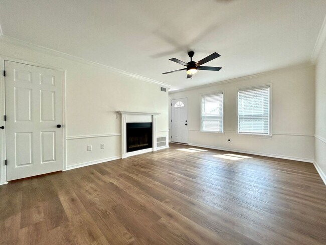 Building Photo - Well appointed 2 bed, 2.5 bath Townhouse Partial Utilities Included!
