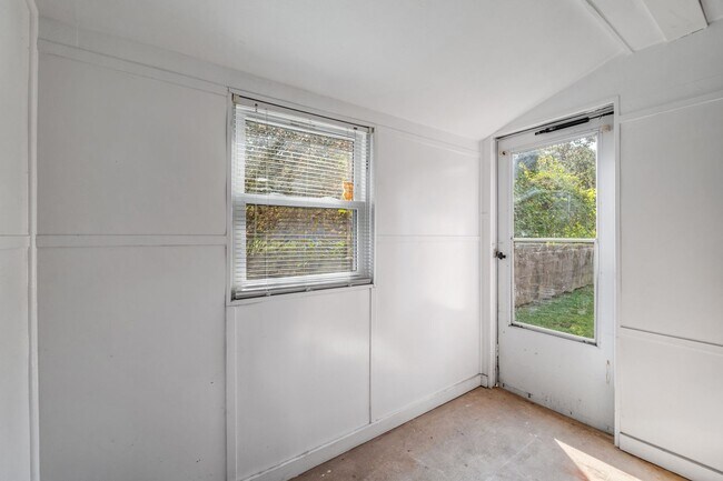 Building Photo - 508 Mayflower Dr