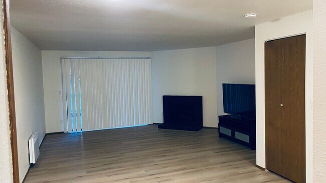 Building Photo - Cute and Quaint Updated Federal Way Condo