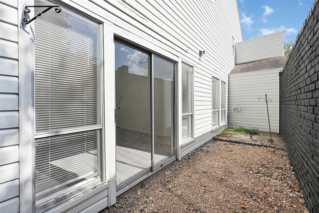 Building Photo - 14823 Elmont Dr