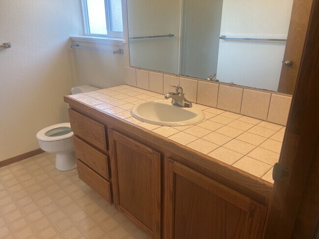 Building Photo - 2149 Woodcrest Ct
