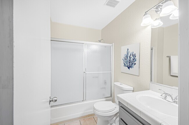 Building Photo - 1005 E Ave R