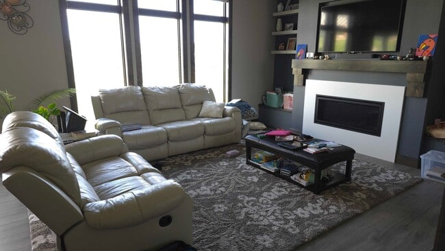 Building Photo - Incredible Home with Great Views in NW Bis...