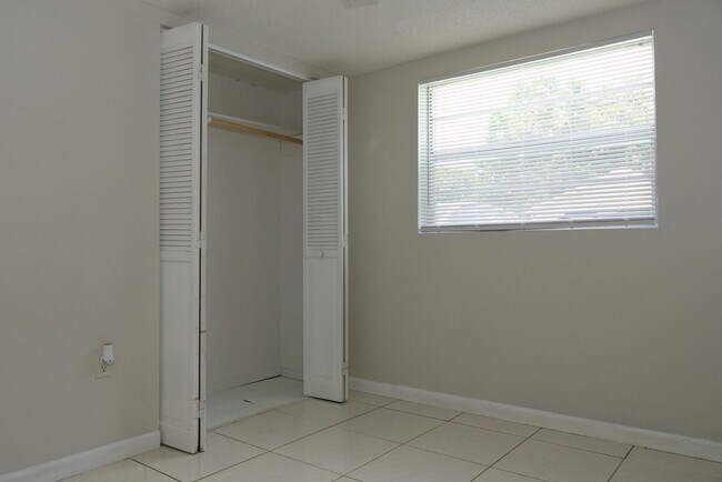 Building Photo - 3 bedroom 2 bath, corner lot