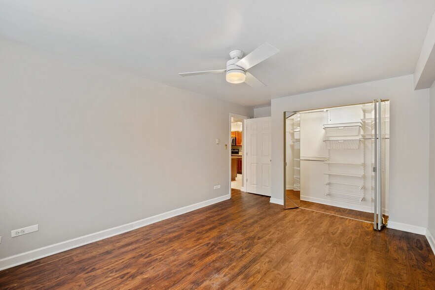 Building Photo - 5854 N Kenmore Ave