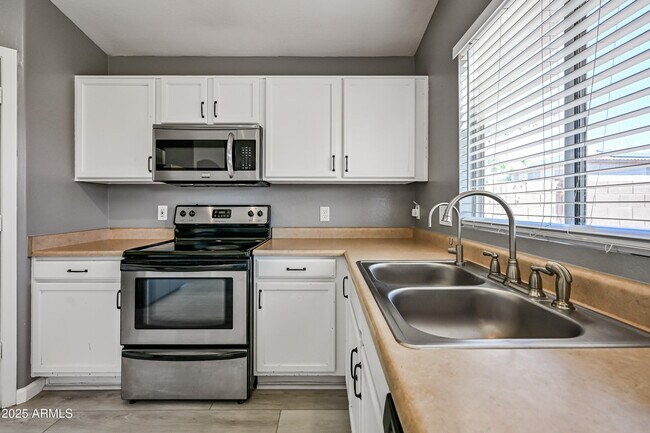 Building Photo - 12021 W Columbine Dr