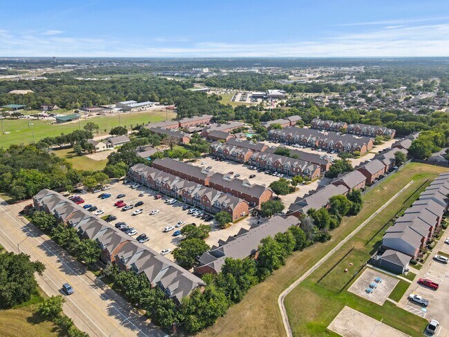 Building Photo - 3 Bed Available at Waterwood Townhome Complex!