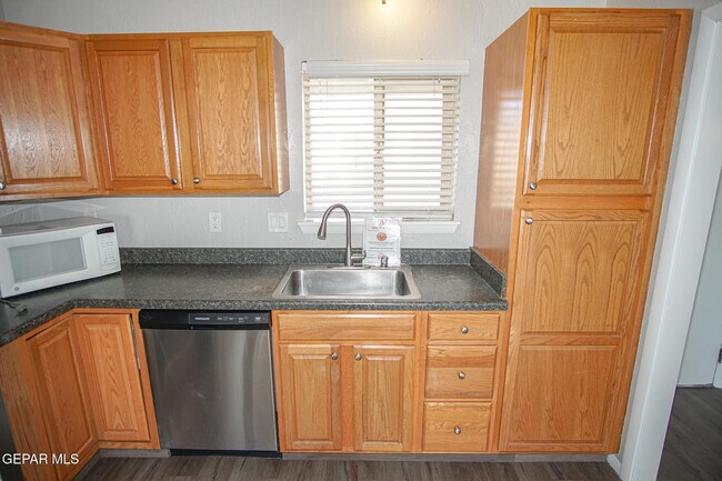 Building Photo - 4433 N Stanton St