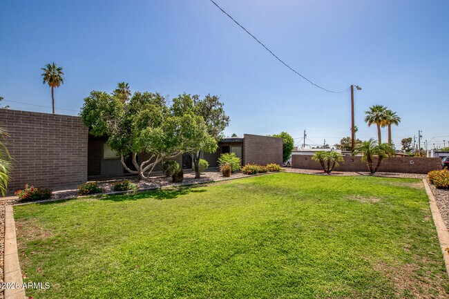 Building Photo - 1722 E Ocotillo Rd