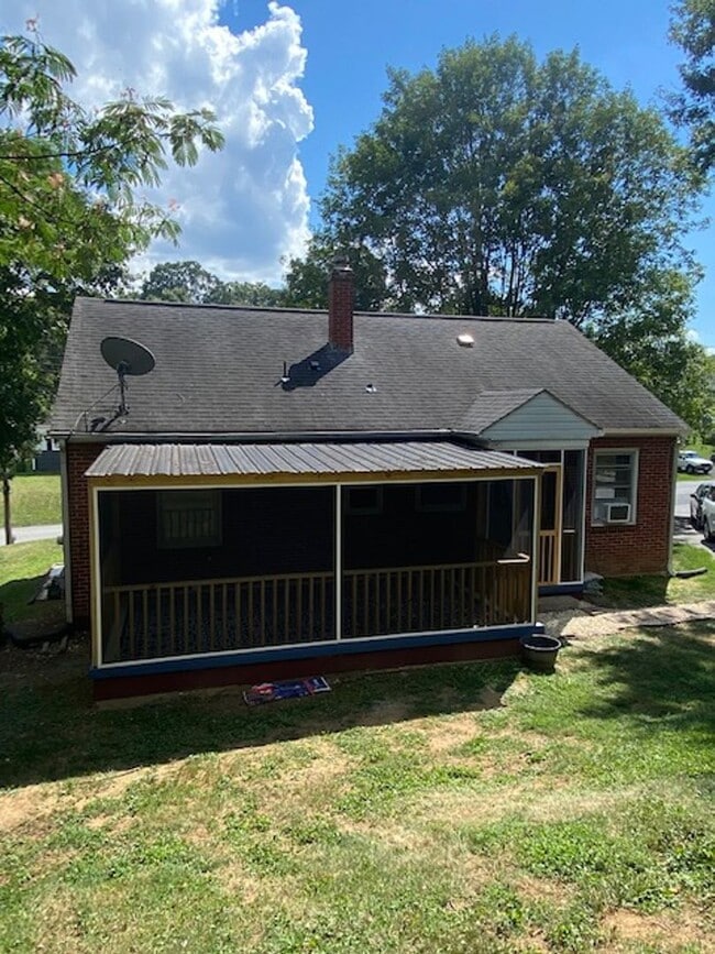Building Photo - Charming 3 Bedroom Rancher in Staunton Com...