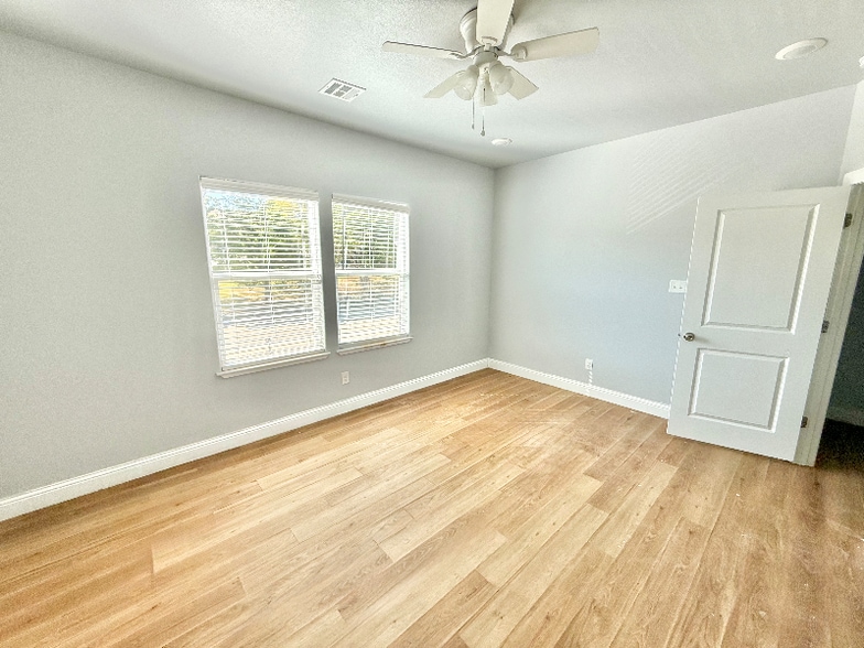 Building Photo - 988 S 6th Ave