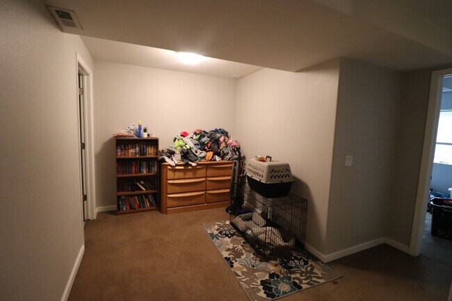 Building Photo - Spacious Town House for Rent