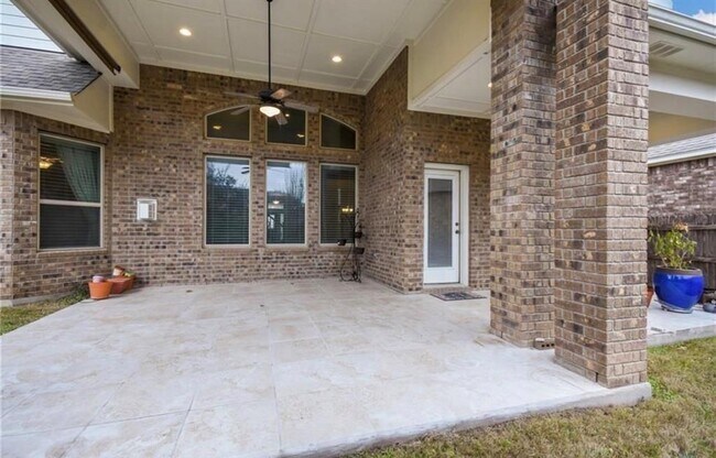 Building Photo - 213 Simmons Dr