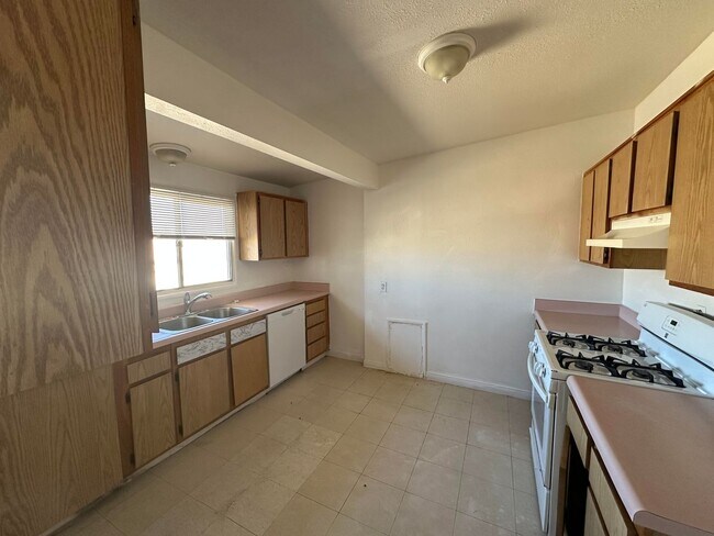 Building Photo - Adorable Apartment
