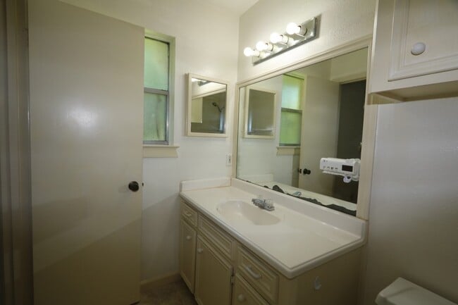 Building Photo - 5339 Lincoln Town Dr