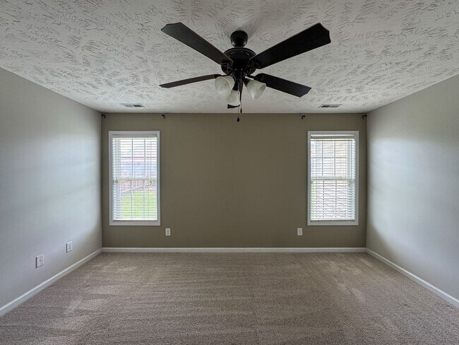 Building Photo - Lovely 3 Bed 2 Bath Fayetteville Home with Fenced Yard