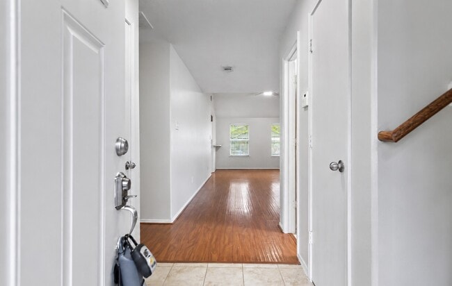 Building Photo - 6 Thicket Grove Pl