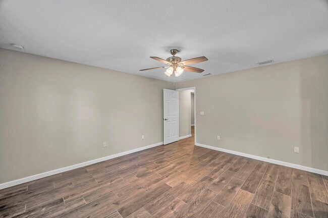 Building Photo - 574 NW Bayshore Blvd