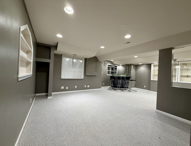 Building Photo - 504 Tamarack Dr