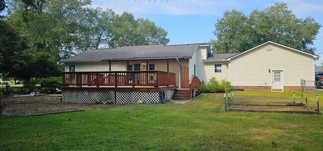 Building Photo - 557 N Parker Church Rd