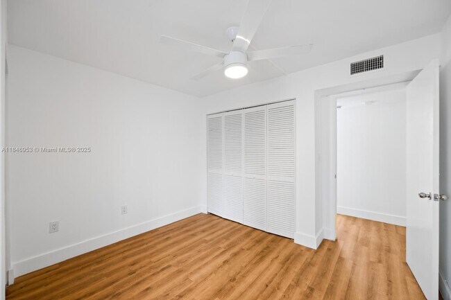 Building Photo - 1440 Brickell Bay Dr