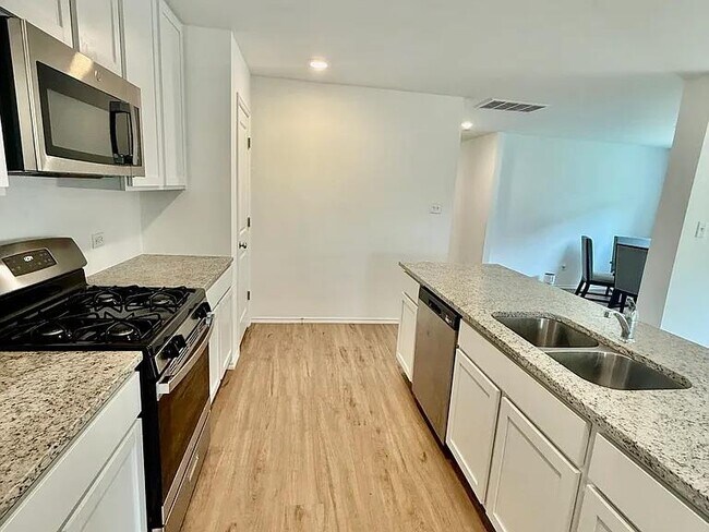 Building Photo - 3733 Palmetto Blf Dr