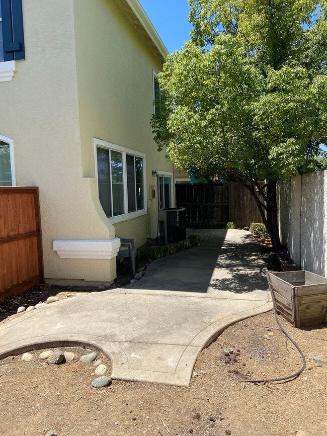 Building Photo - Bentley Square - Gated 3 Bdrm+office