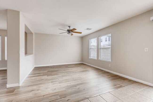 Building Photo - Beautiful 3 bedroom, 2.5 bath 2 story home!