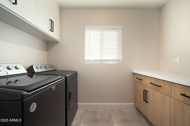 Building Photo - 2439 E Lincoln Cir