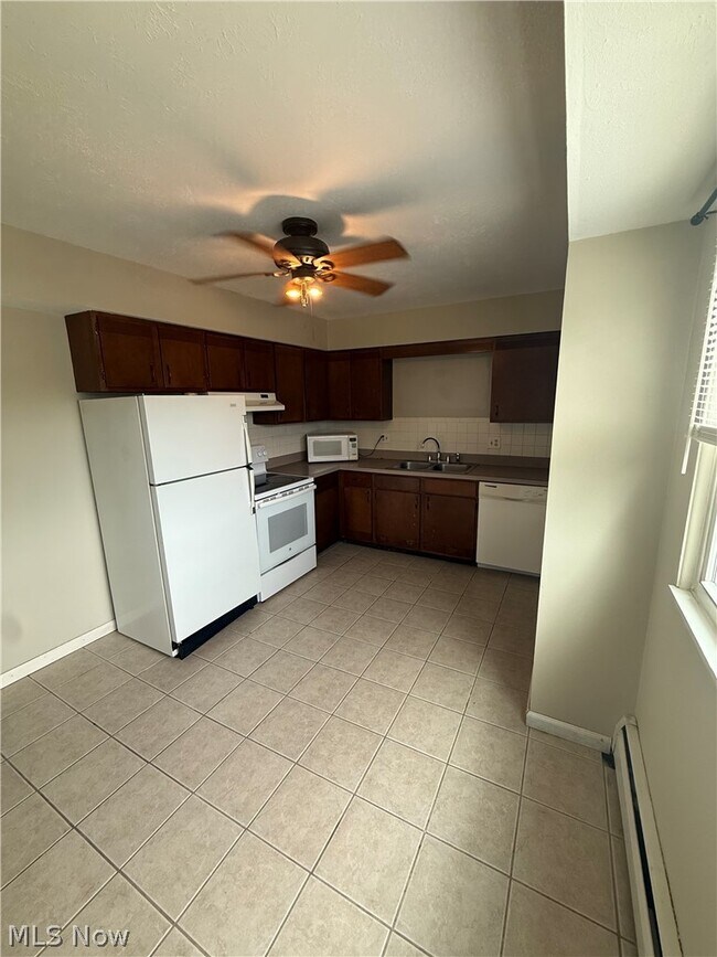 Building Photo - 2520 Flintridge Dr