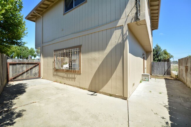 Building Photo - 18854-18858p