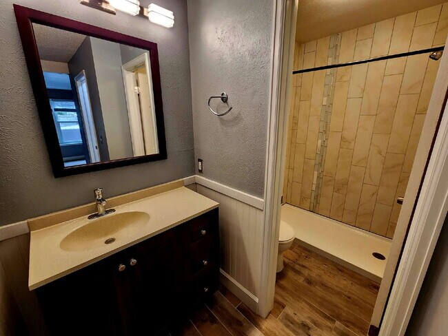 Building Photo - Beautiful Ground Floor 2 Bed 2 Bath Condo! Sunroom!