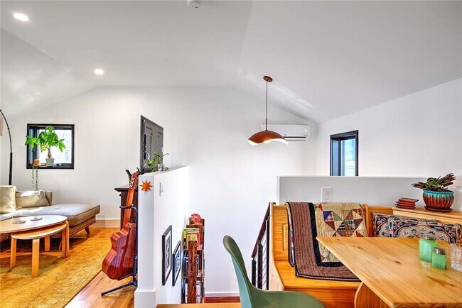 Building Photo - 37 Ring St