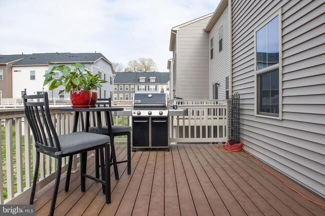 Building Photo - Stunning 3bd 2.5bth townhome in the Pondview community in Millersville.
