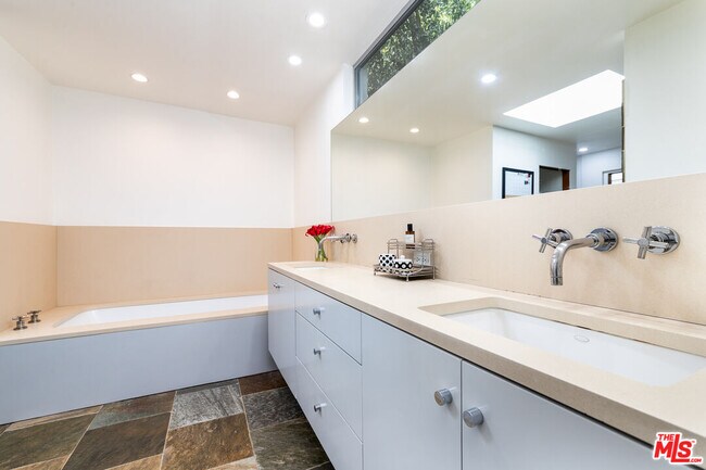 Building Photo - 9323 Flicker Way