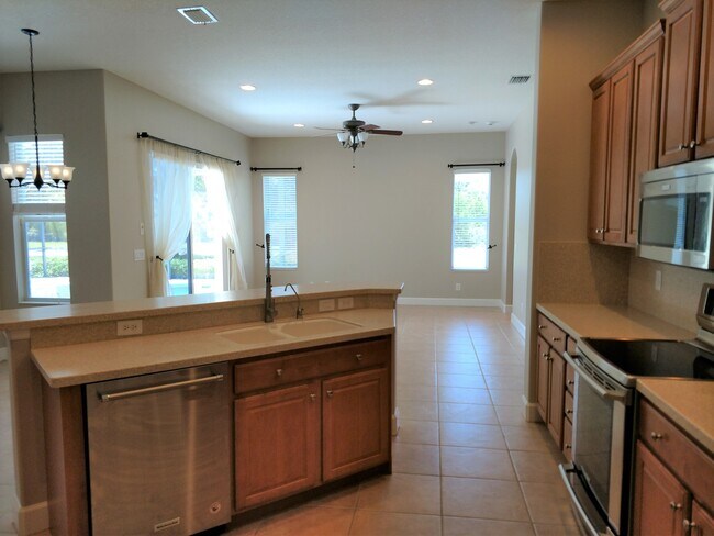 Building Photo - Annual Rental: Luxurious 4 Bedroom 3 bath POOL home in Woodlands of Rivendell! Just Blocks form P...