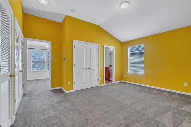 Building Photo - ***TWO WEEKS FREE*** Stylish 3BR Townhome with Garage & Walk-In Closet