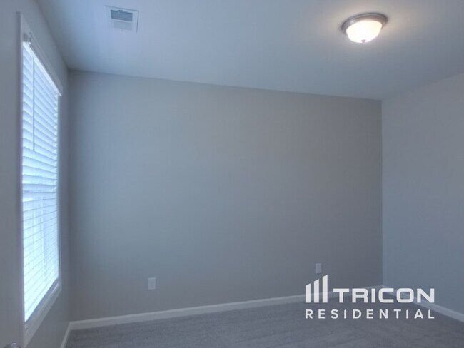 Building Photo - 211 Savannah Hills Dr