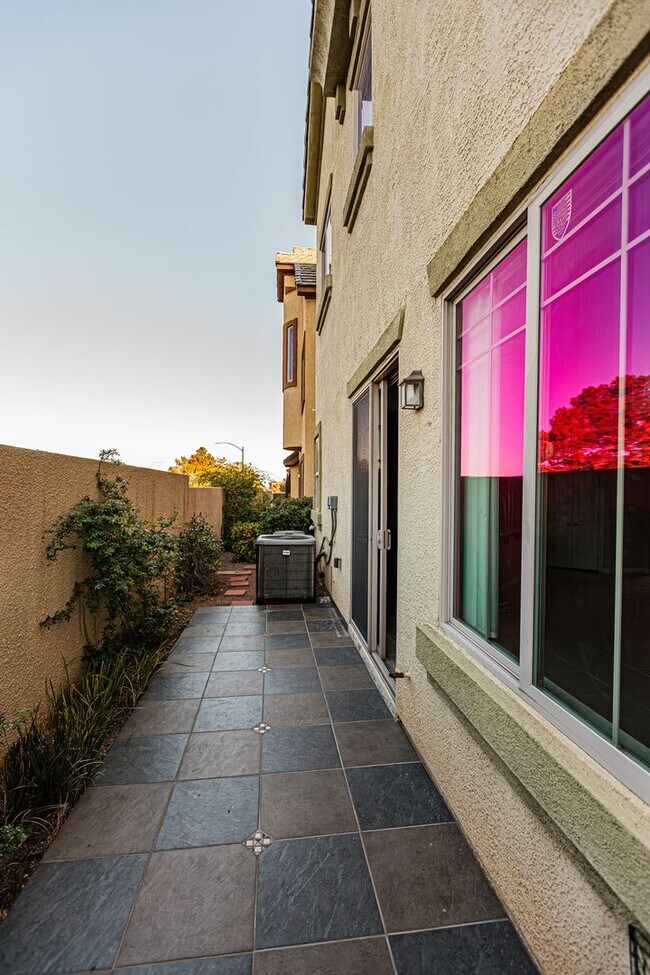 Building Photo - Queensridge Home