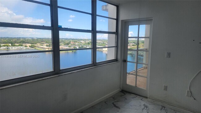 Building Photo - 1301 NE Miami Gardens Dr