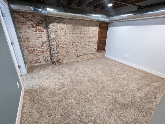 Building Photo - 130 E State St