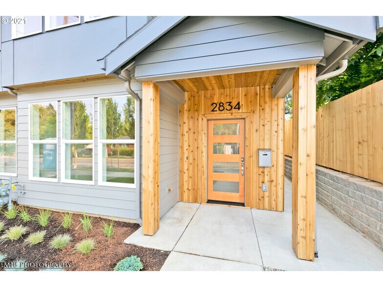 shared entrance - 2834 NE Killingsworth St