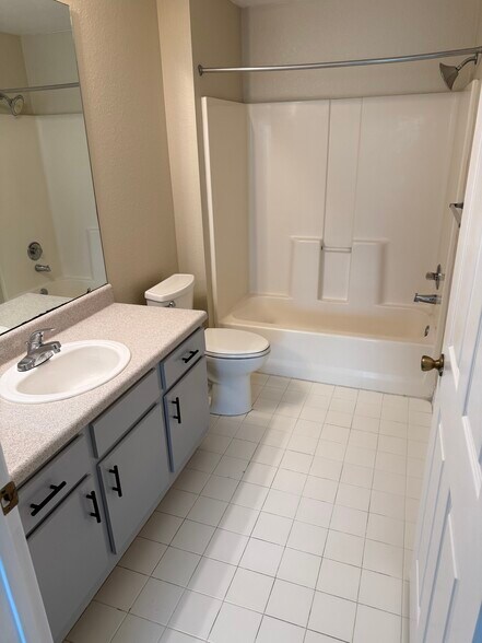 Building Photo - 5475 Vineland Rd