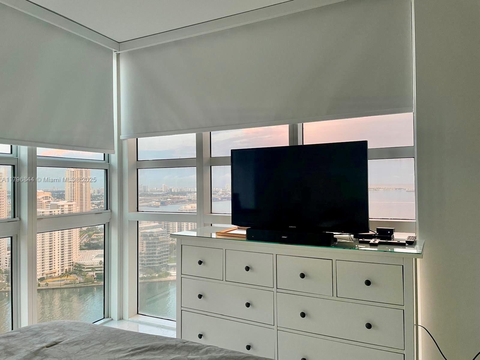Building Photo - 950 Brickell Bay Dr